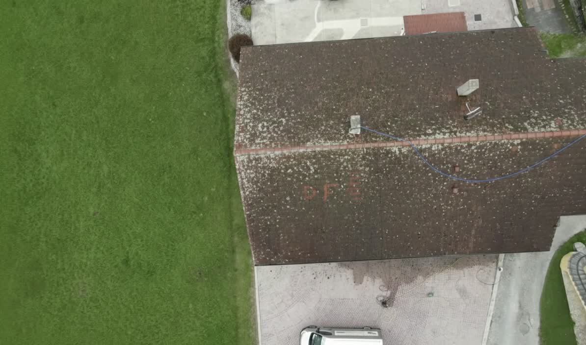 Toiture couverte de mousses et lichens vue par drone avant intervention